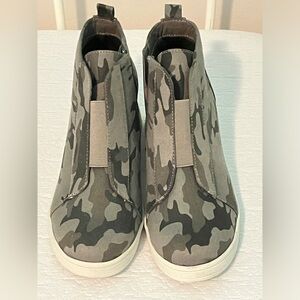 New camo high tops size 6.